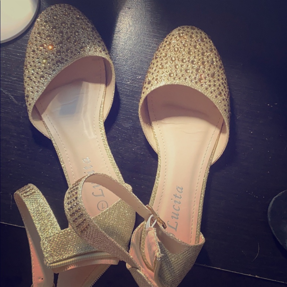 Gold sparkly flats!